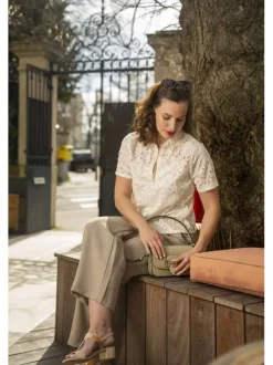 Pantalon chino beige uni pourvu d'une coupe bootcut et d'un bouton à la taille