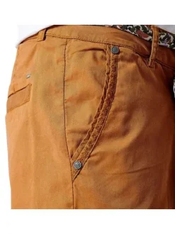 Pantalon Chino camel uni avec une coupe slim et quatre poches