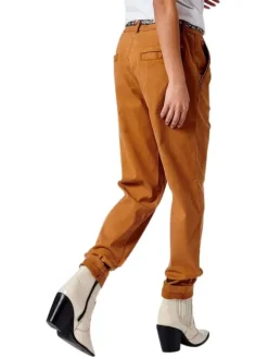 Pantalon Chino camel uni avec une coupe slim et quatre poches
