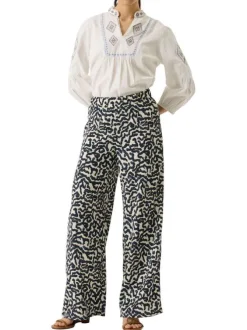 Pantalon chino écru à motifs pourvu d'une coupe bootcut et d'une taille haute