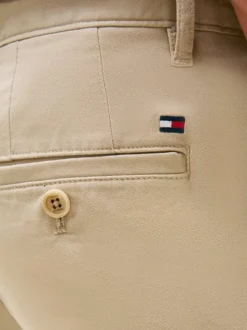Pantalon chino Denton en coton beige à coupe droite pourvu de poches plaquées