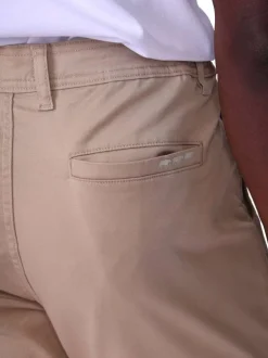 Pantalon chino en coton beige avec une coupe ajustée et une taille élastiquée