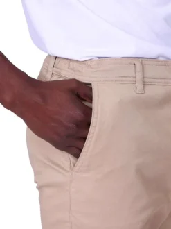 Pantalon chino en coton beige avec une coupe ajustée et une taille élastiquée
