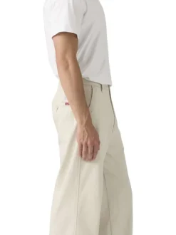 Pantalon chino en coton beige coupe ample pourvu du patch de la marque