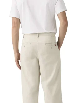 Pantalon chino en coton beige coupe ample pourvu du patch de la marque