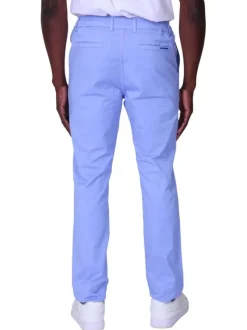 Pantalon chino en coton bleu ciel uni avec une coupe ajustée