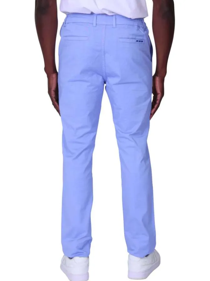 Pantalon chino en coton bleu ciel uni avec une coupe ajustée