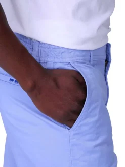 Pantalon chino en coton bleu ciel uni avec une coupe ajustée