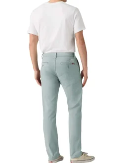 Pantalon chino en coton bleu clair pourvu du patch de la marque