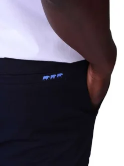 Pantalon chino en coton bleu marine uni avec une coupe ajustée