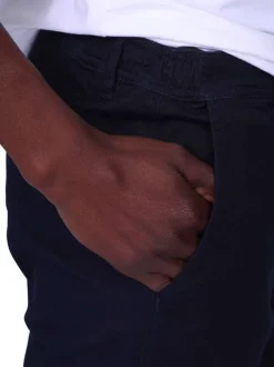 Pantalon chino en coton bleu marine uni avec une coupe ajustée