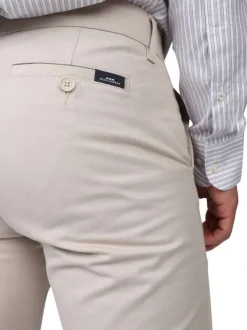 Pantalon chino en coton écru uni avec une coupe droite et des poches