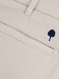 Pantalon chino en coton écru uni avec une coupe slim et un logo bleu brodé