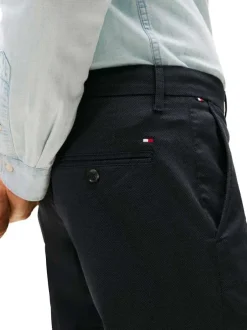 Pantalon chino en coton marine à motifs avec une coupe droite et logos brodés