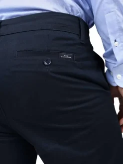 Pantalon chino en coton marine uni avec des poches et une coupe droite