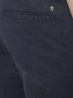 Pantalon Chino en coton marine uni avec une coupe slim et des poches latérales