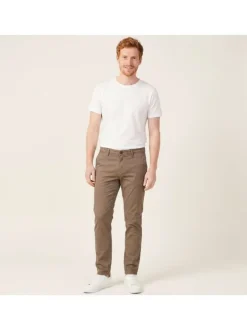 Pantalon chino en coton marron avec 4 poches et une coupe slim