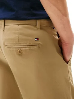 Pantalon Chino en coton moutarde à coupe slim avec logo de la marque