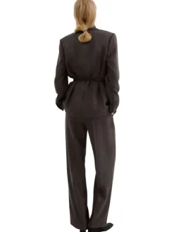 Pantalon chino en lin brun à rayures blanches avec une coupe droite