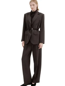 Pantalon chino en lin brun à rayures blanches avec une coupe droite
