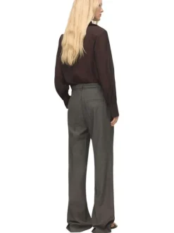 Pantalon Chino gris coupe ample pourvu de trois types de fermetures