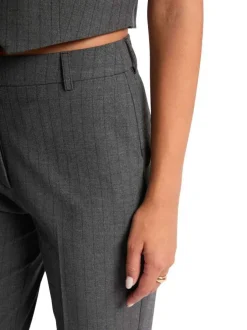 Pantalon Chino gris rayé coupe bootcut pourvu de passants pour la ceinture