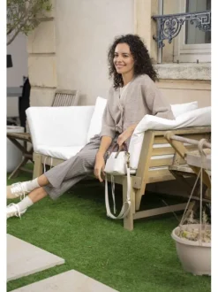 Pantalon chino gris à rayures pourvu d'un bouton à la taille