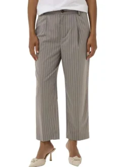 Pantalon chino gris à rayures pourvu d'un bouton à la taille