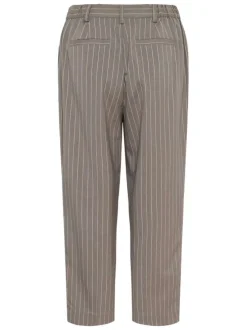 Pantalon chino gris à rayures pourvu d'un bouton à la taille