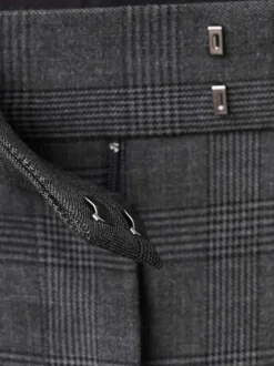 Pantalon Chino gris uni coupe ample orné d'un motif écossais