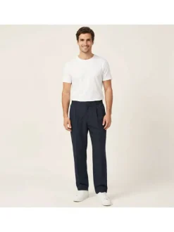 Pantalon chino marine à plis pourvu d'une coupe droite et de poches plaquées