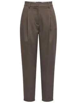 Pantalon chino marron coupe slim pourvu de passants pour la ceinture