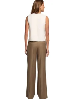 Pantalon chino marron uni pourvu d’une coupe bootcut et de multiples poches