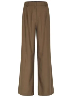 Pantalon chino marron uni pourvu d’une coupe bootcut et de multiples poches