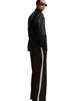 Pantalon chino marron uni pourvu d'une coupe bootcut et d'une taille élastiquée