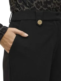 Pantalon chino noir uni avec une coupe bootcut et boutons à l'avant