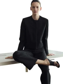 Pantalon chino noir uni avec une coupe bootcut à zip avec une agrafe