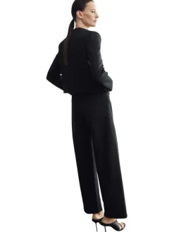 Pantalon chino noir uni avec une coupe bootcut à zip avec une agrafe