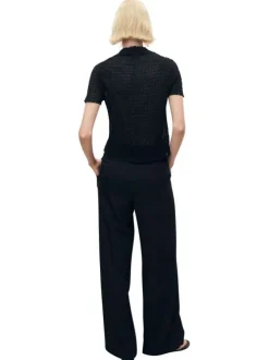 Pantalon chino noir uni avec une coupe droite et deux poches latérales