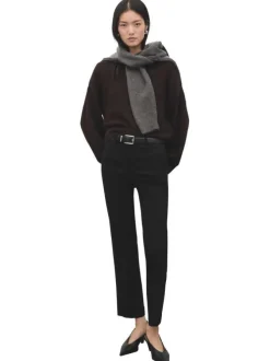 Pantalon chino 7/8 noir uni avec une coupe droite et 4 poches