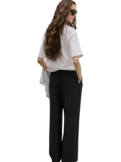 Pantalon chino noir uni avec une coupe droite à zip avec une agrafe
