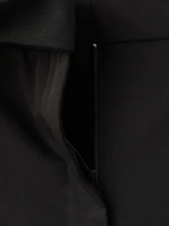 Pantalon chino noir uni avec une coupe large et une taille haute