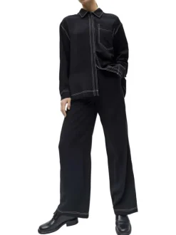 Pantalon chino noir uni pourvu d'une coupe bootcut et d'une taille élastiquée