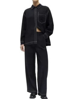 Pantalon chino noir uni pourvu d'une coupe bootcut et d'une taille élastiquée