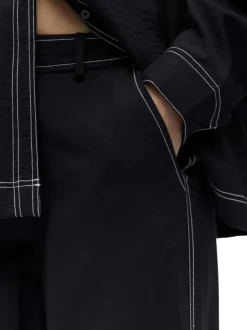 Pantalon chino noir uni pourvu d'une coupe bootcut et d'une taille élastiquée