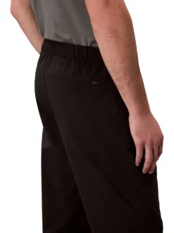 Pantalon chino noir uni pourvu d'une coupe slim et d'une taille elastiquée
