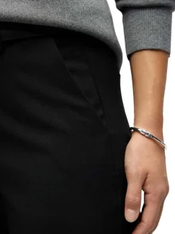 Pantalon chino noir uni pourvu d'une taille élastiquée et d'une coupe droite