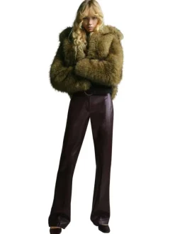 Pantalon Chino prune coupe bootcut pourvu d'une fermeture à crochets