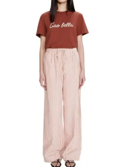 Pantalon chino rose et blanc à rayures avec une coupe large