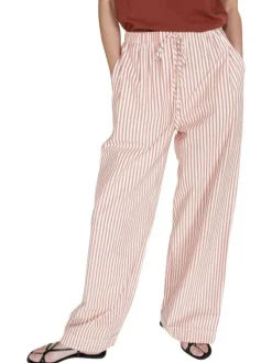 Pantalon chino rose et blanc à rayures avec une coupe large